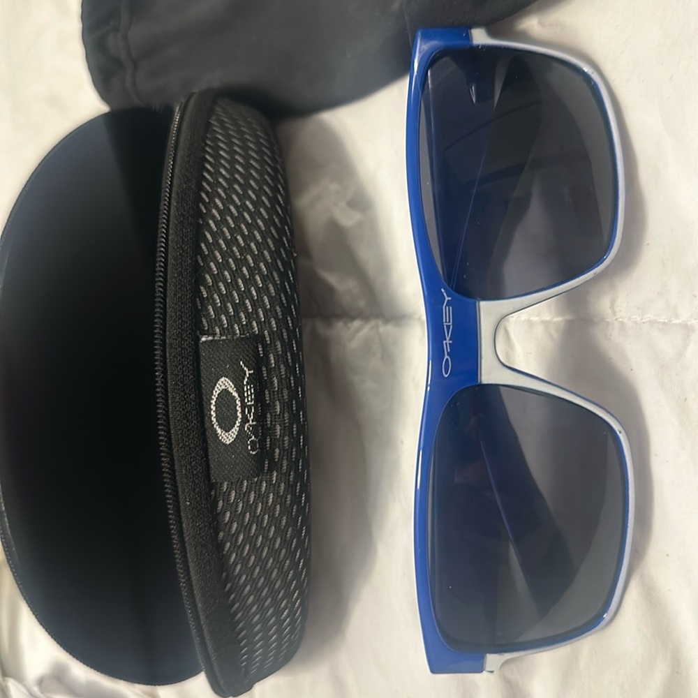 Men's Royal blue Oakley sunglasses